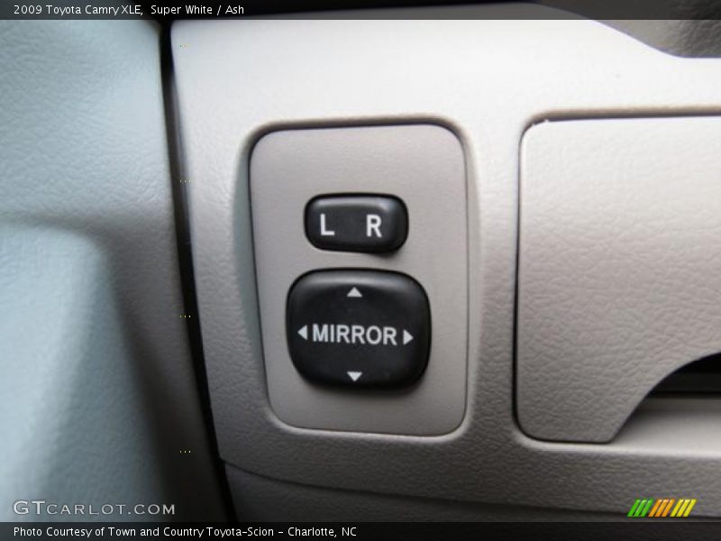 Super White / Ash 2009 Toyota Camry XLE
