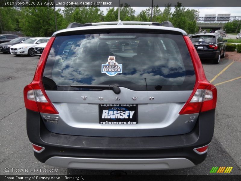 Electric Silver Metallic / Off Black 2010 Volvo XC70 3.2 AWD