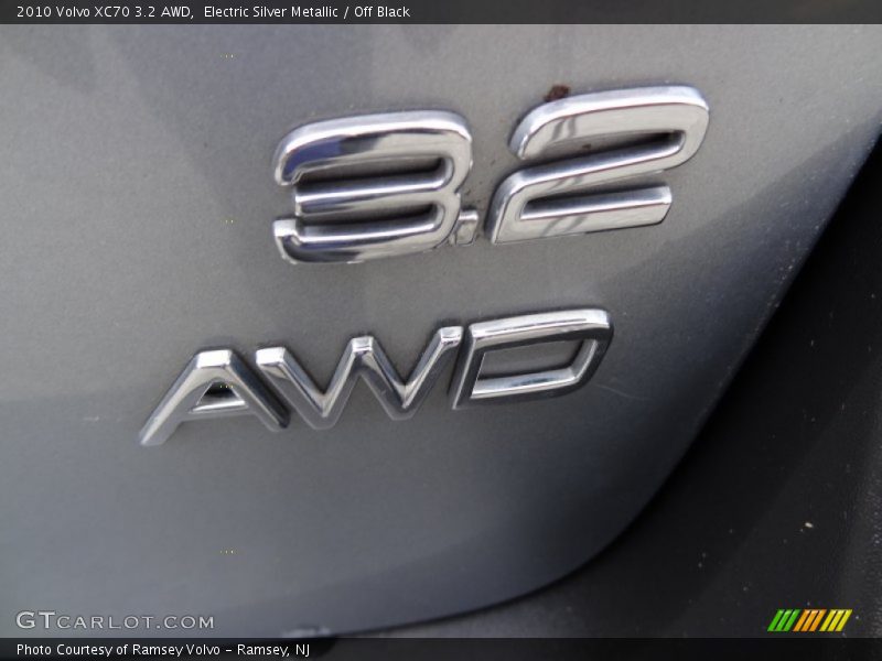 Electric Silver Metallic / Off Black 2010 Volvo XC70 3.2 AWD