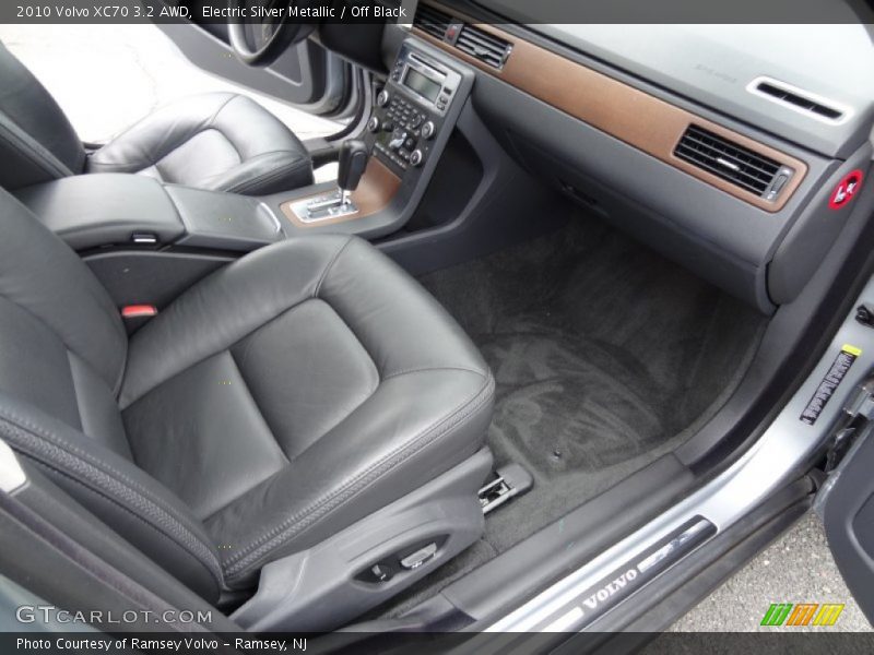 Electric Silver Metallic / Off Black 2010 Volvo XC70 3.2 AWD