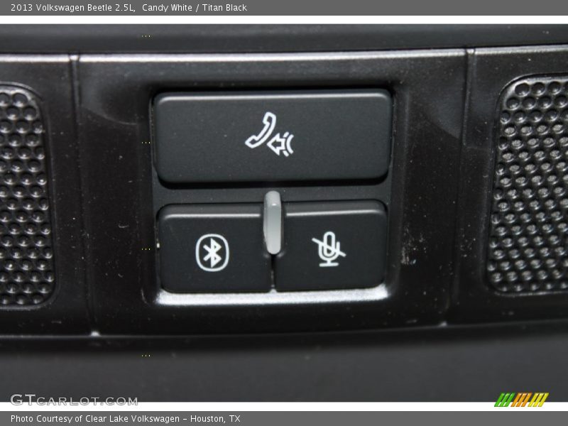 Candy White / Titan Black 2013 Volkswagen Beetle 2.5L