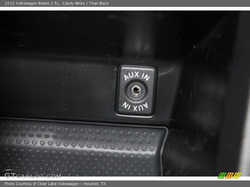 Candy White / Titan Black 2013 Volkswagen Beetle 2.5L