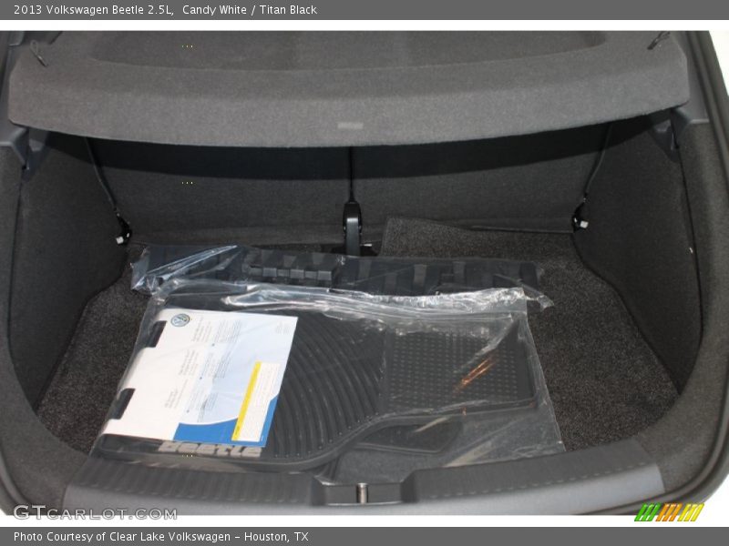 Candy White / Titan Black 2013 Volkswagen Beetle 2.5L