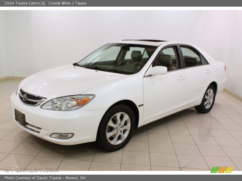 Front 3/4 View of 2004 Camry LE