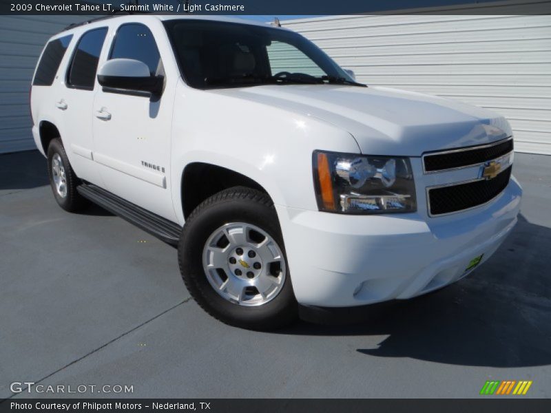 Front 3/4 View of 2009 Tahoe LT