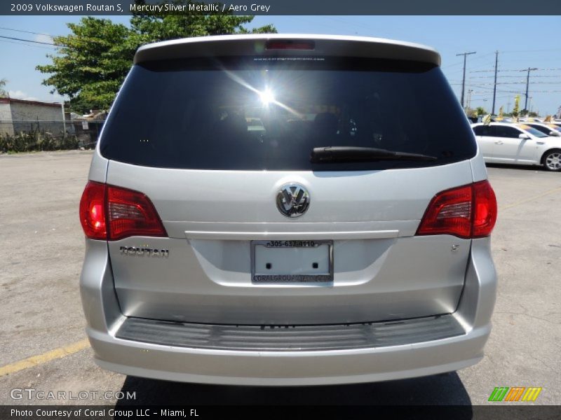 Mercury Sliver Metallic / Aero Grey 2009 Volkswagen Routan S