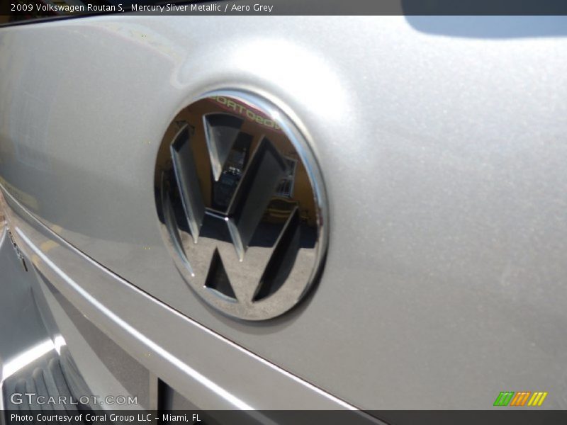 Mercury Sliver Metallic / Aero Grey 2009 Volkswagen Routan S