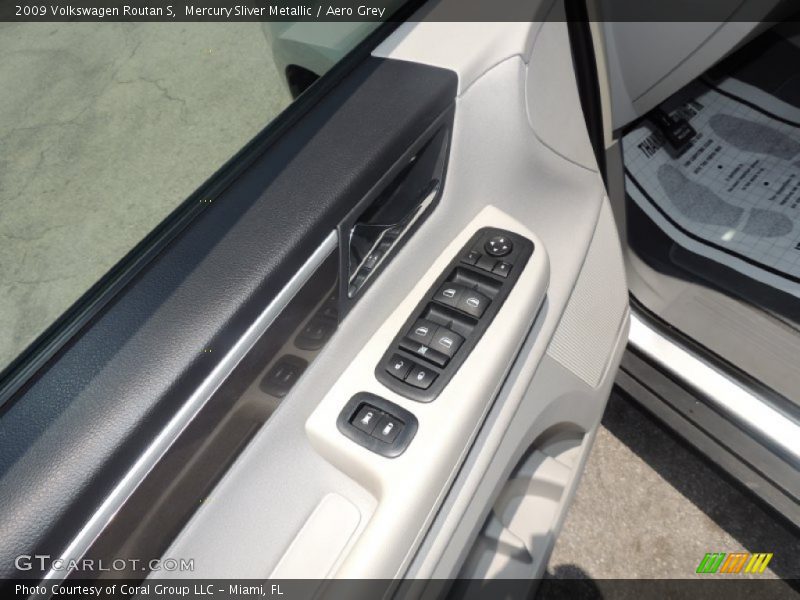 Mercury Sliver Metallic / Aero Grey 2009 Volkswagen Routan S