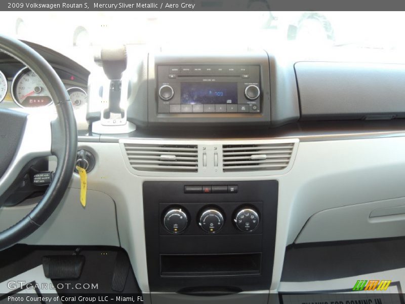 Mercury Sliver Metallic / Aero Grey 2009 Volkswagen Routan S