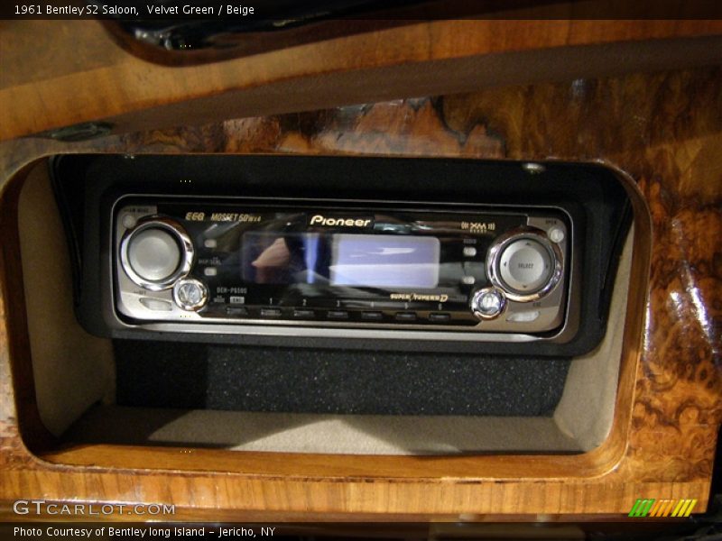 Velvet Green / Beige 1961 Bentley S2 Saloon