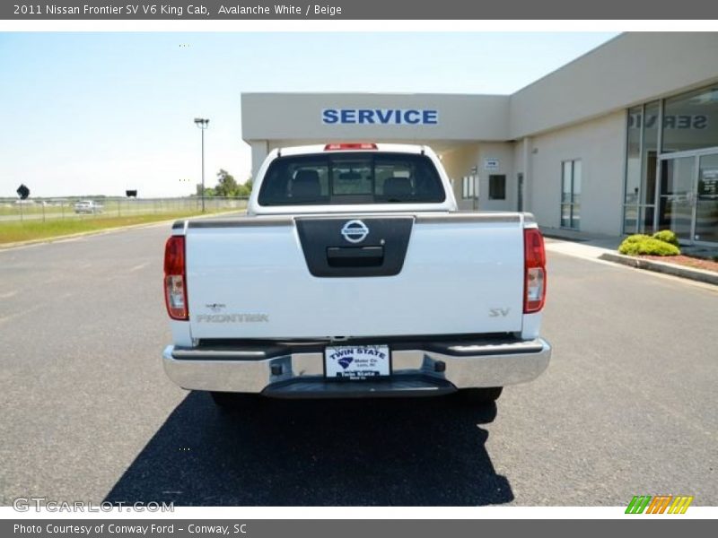 Avalanche White / Beige 2011 Nissan Frontier SV V6 King Cab