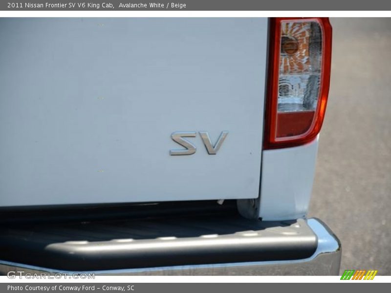 Avalanche White / Beige 2011 Nissan Frontier SV V6 King Cab