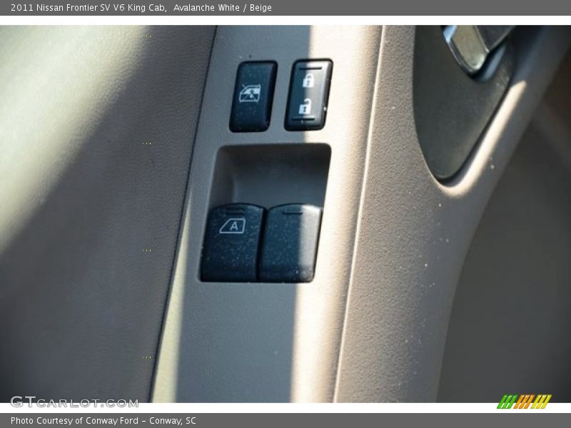 Avalanche White / Beige 2011 Nissan Frontier SV V6 King Cab