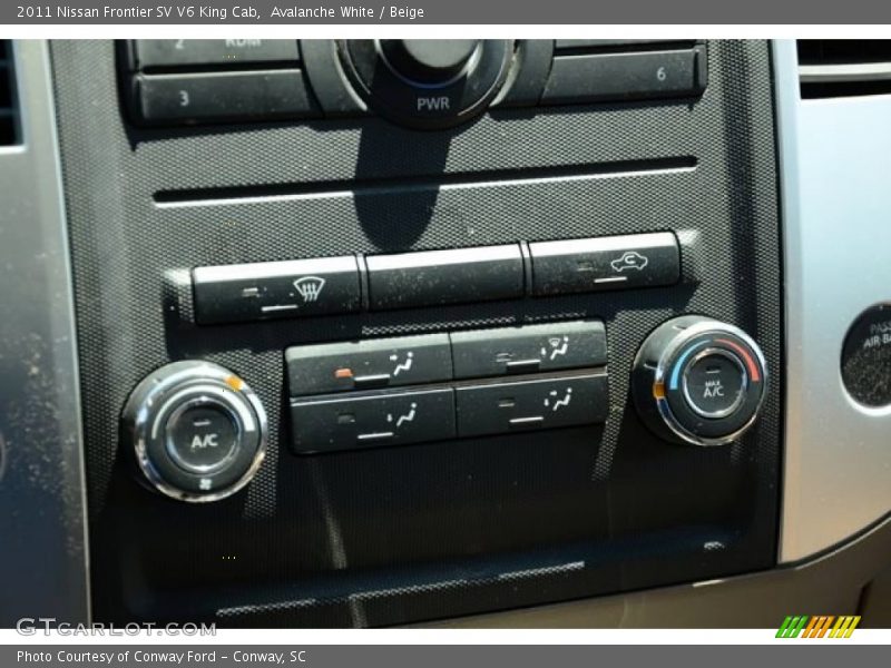 Avalanche White / Beige 2011 Nissan Frontier SV V6 King Cab