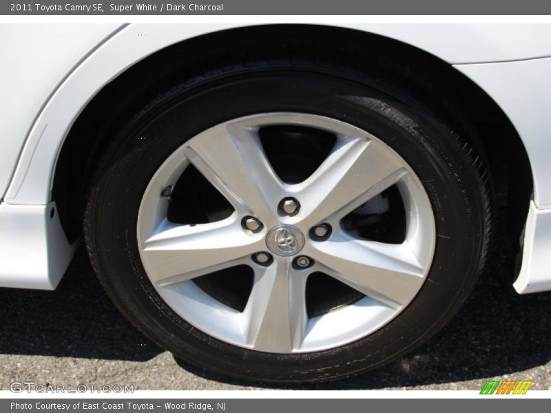 Super White / Dark Charcoal 2011 Toyota Camry SE
