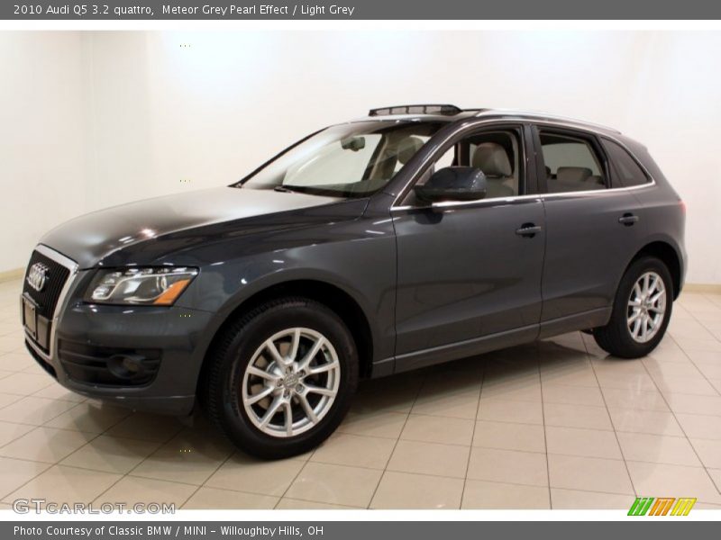 Front 3/4 View of 2010 Q5 3.2 quattro