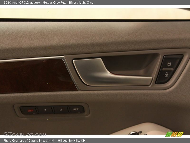 Meteor Grey Pearl Effect / Light Grey 2010 Audi Q5 3.2 quattro
