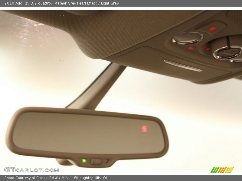Meteor Grey Pearl Effect / Light Grey 2010 Audi Q5 3.2 quattro