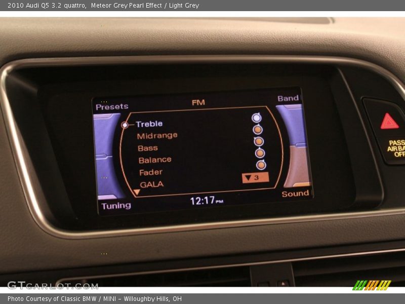 Meteor Grey Pearl Effect / Light Grey 2010 Audi Q5 3.2 quattro