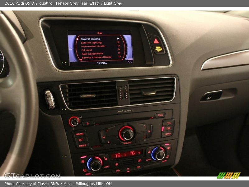 Meteor Grey Pearl Effect / Light Grey 2010 Audi Q5 3.2 quattro