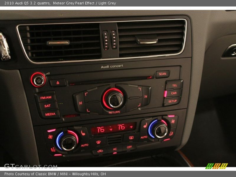 Meteor Grey Pearl Effect / Light Grey 2010 Audi Q5 3.2 quattro