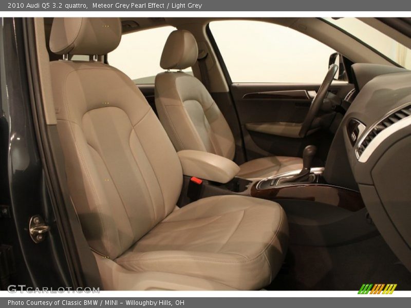 Meteor Grey Pearl Effect / Light Grey 2010 Audi Q5 3.2 quattro