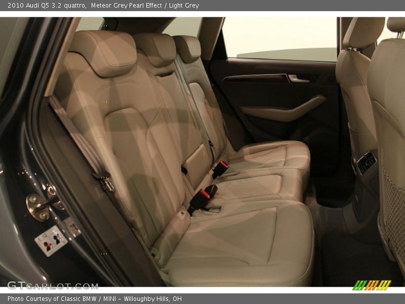 Meteor Grey Pearl Effect / Light Grey 2010 Audi Q5 3.2 quattro