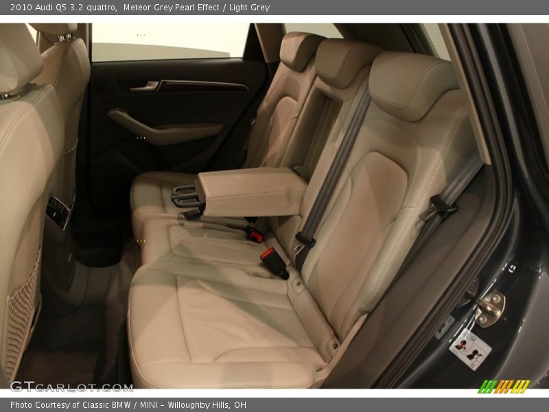 Meteor Grey Pearl Effect / Light Grey 2010 Audi Q5 3.2 quattro