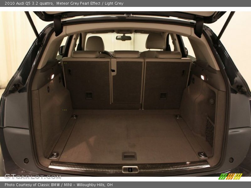 Meteor Grey Pearl Effect / Light Grey 2010 Audi Q5 3.2 quattro
