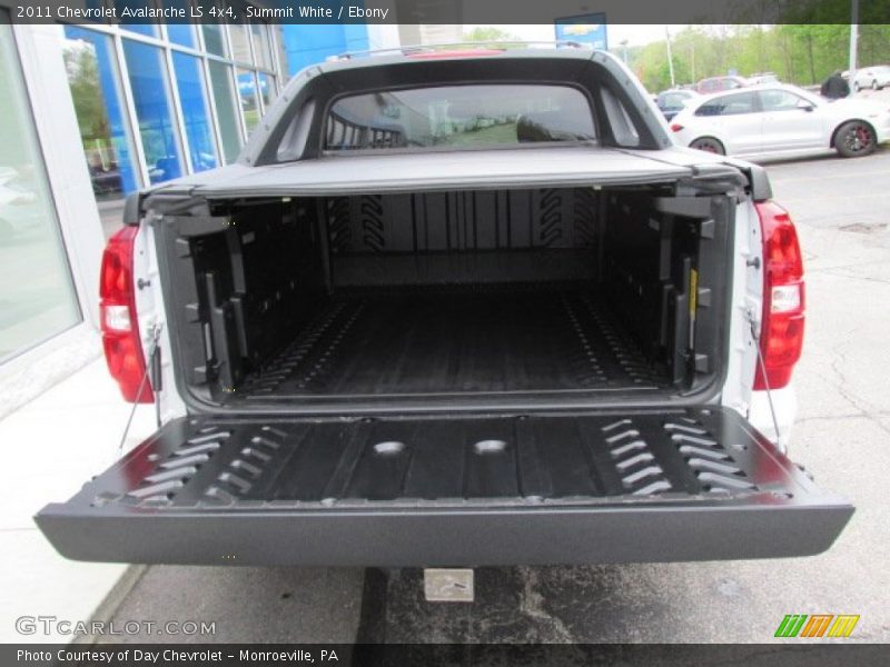 Summit White / Ebony 2011 Chevrolet Avalanche LS 4x4