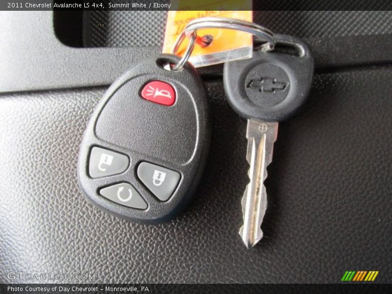 Summit White / Ebony 2011 Chevrolet Avalanche LS 4x4