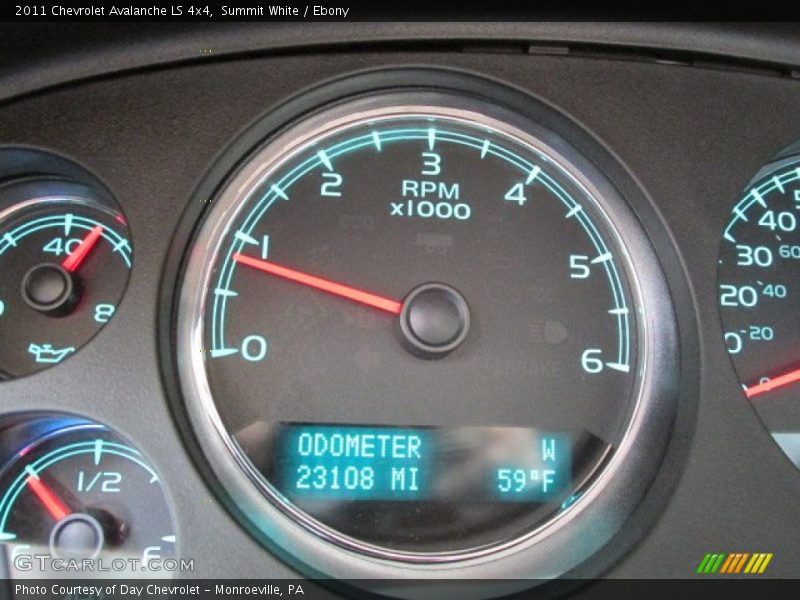 Summit White / Ebony 2011 Chevrolet Avalanche LS 4x4