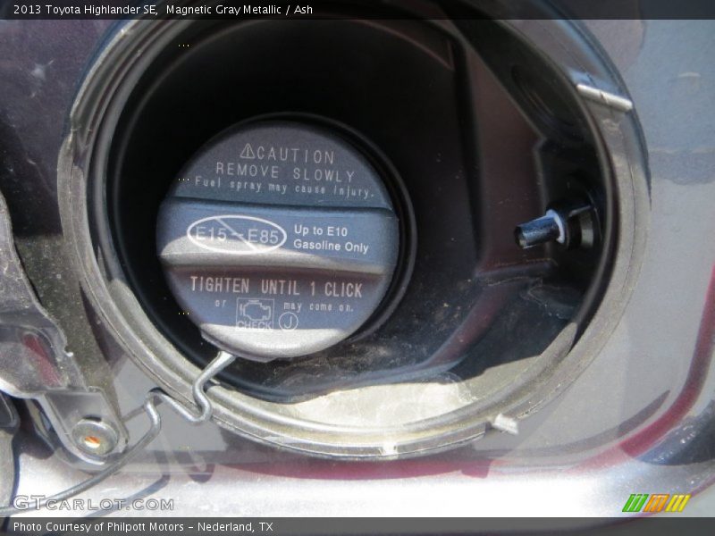 Magnetic Gray Metallic / Ash 2013 Toyota Highlander SE