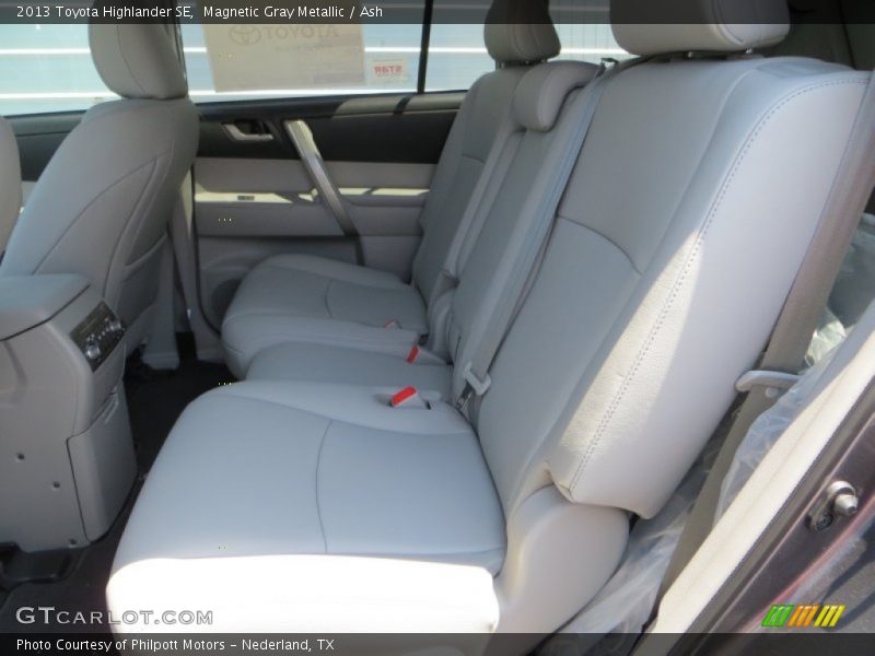 Magnetic Gray Metallic / Ash 2013 Toyota Highlander SE