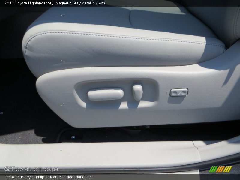 Magnetic Gray Metallic / Ash 2013 Toyota Highlander SE