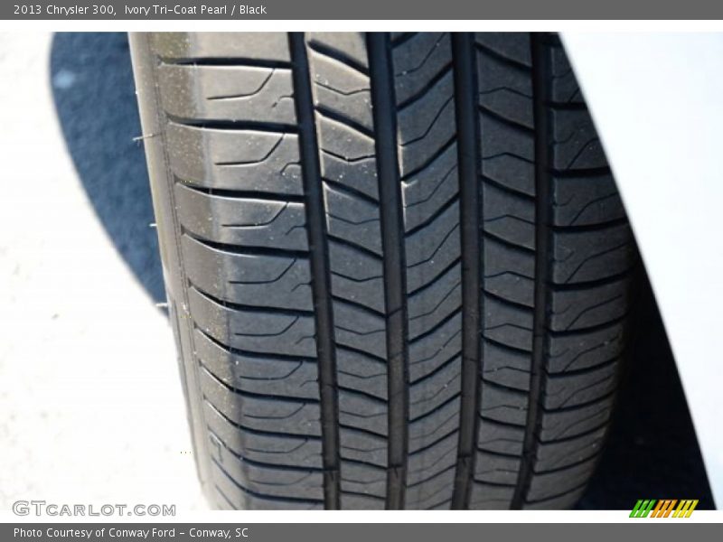 Ivory Tri-Coat Pearl / Black 2013 Chrysler 300