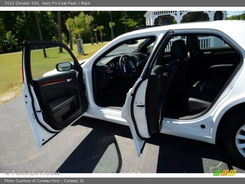Ivory Tri-Coat Pearl / Black 2013 Chrysler 300
