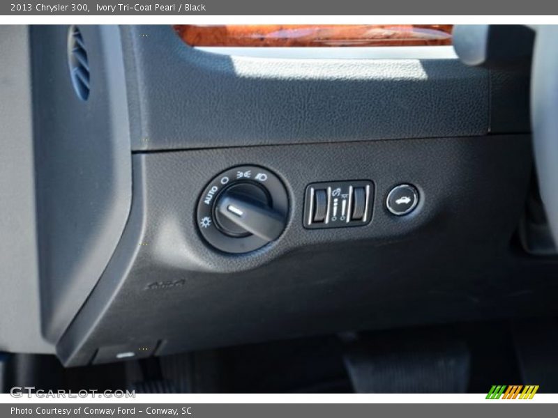 Ivory Tri-Coat Pearl / Black 2013 Chrysler 300