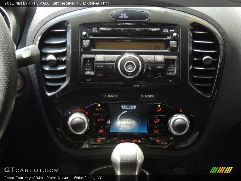 Chrome Silver / Black/Silver Trim 2011 Nissan Juke S AWD