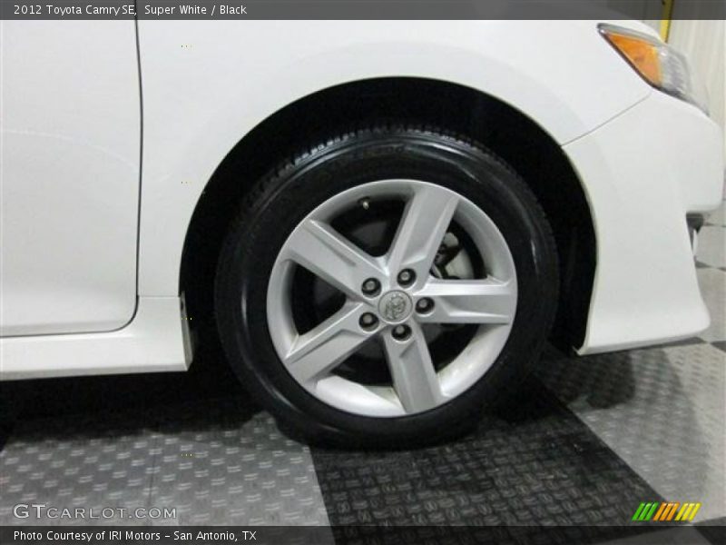 Super White / Black 2012 Toyota Camry SE