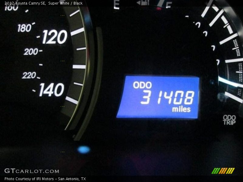 Super White / Black 2012 Toyota Camry SE