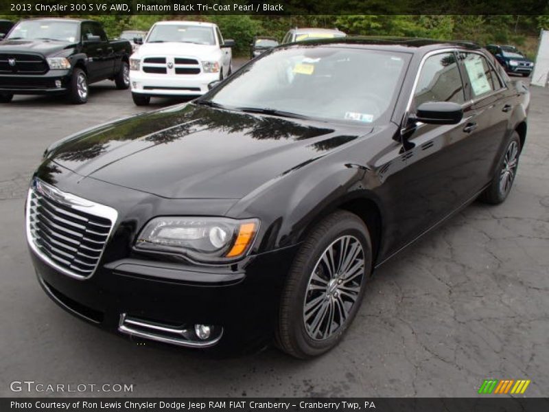 Front 3/4 View of 2013 300 S V6 AWD