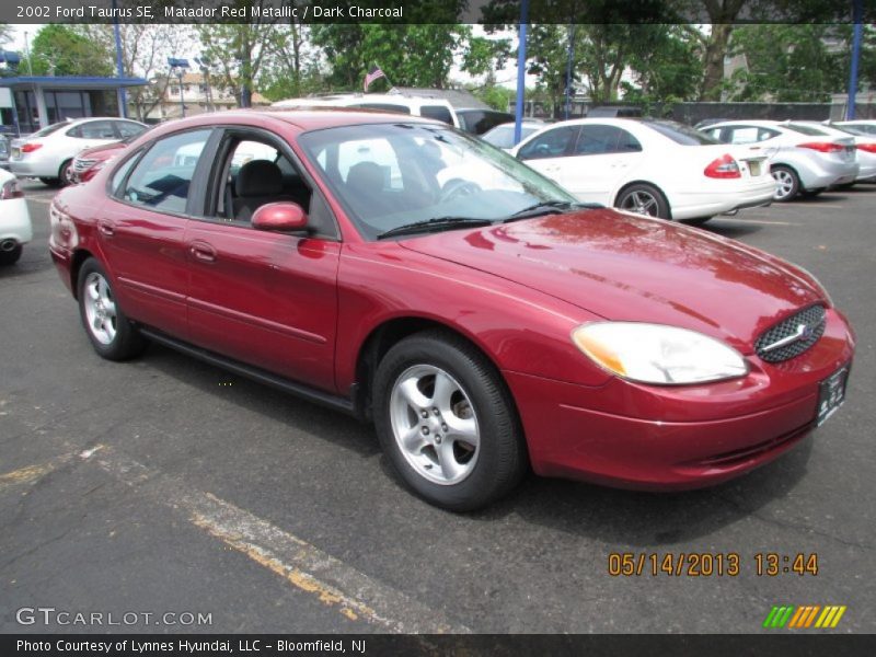 Matador Red Metallic / Dark Charcoal 2002 Ford Taurus SE