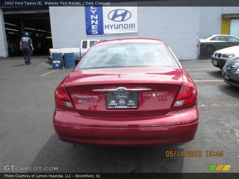 Matador Red Metallic / Dark Charcoal 2002 Ford Taurus SE
