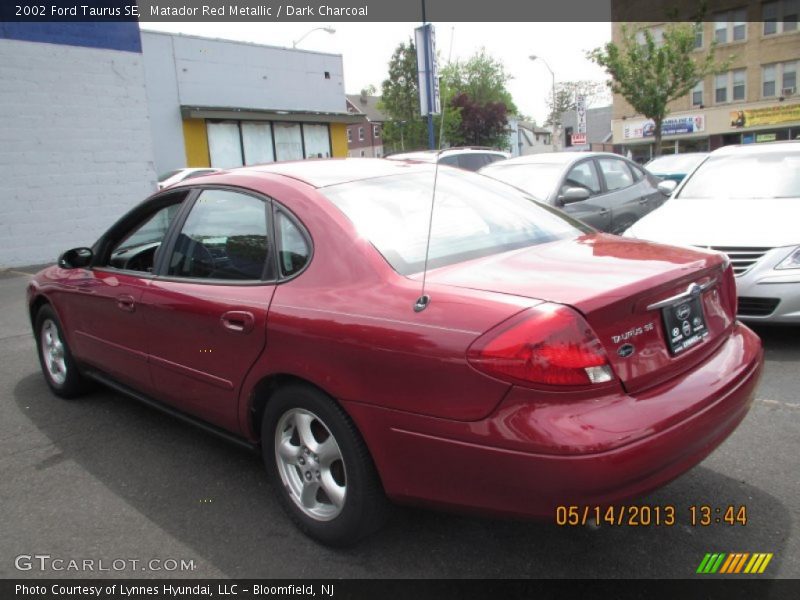 Matador Red Metallic / Dark Charcoal 2002 Ford Taurus SE