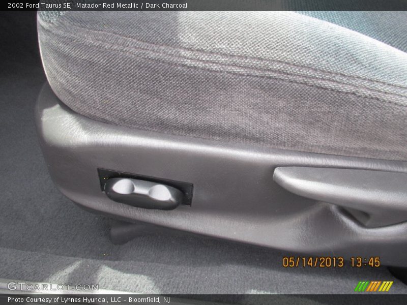 Matador Red Metallic / Dark Charcoal 2002 Ford Taurus SE