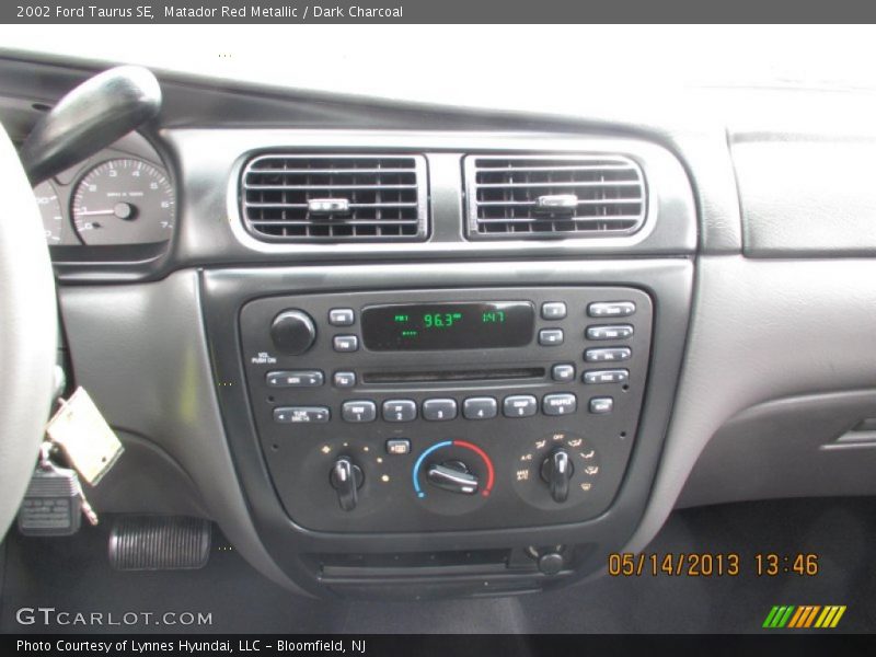 Matador Red Metallic / Dark Charcoal 2002 Ford Taurus SE