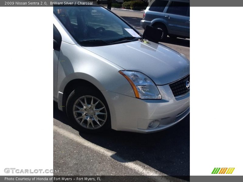 Brilliant Silver / Charcoal 2009 Nissan Sentra 2.0