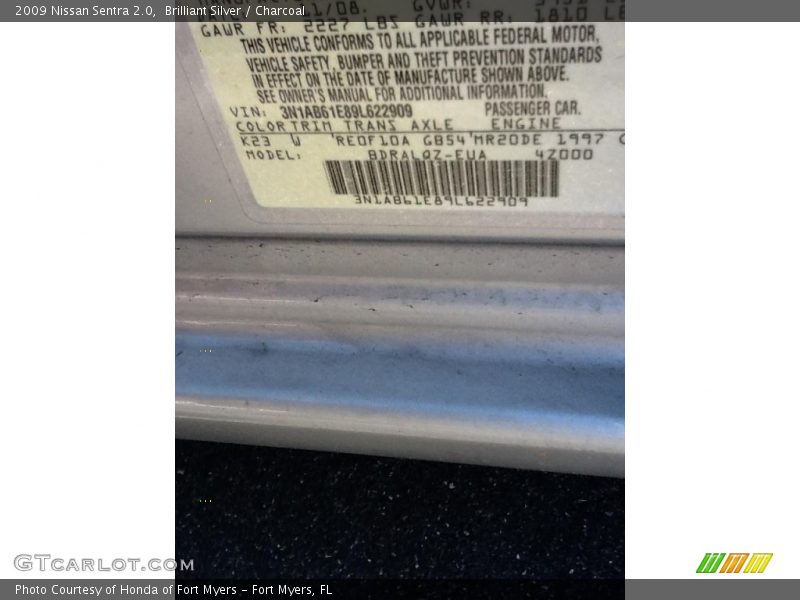 Brilliant Silver / Charcoal 2009 Nissan Sentra 2.0