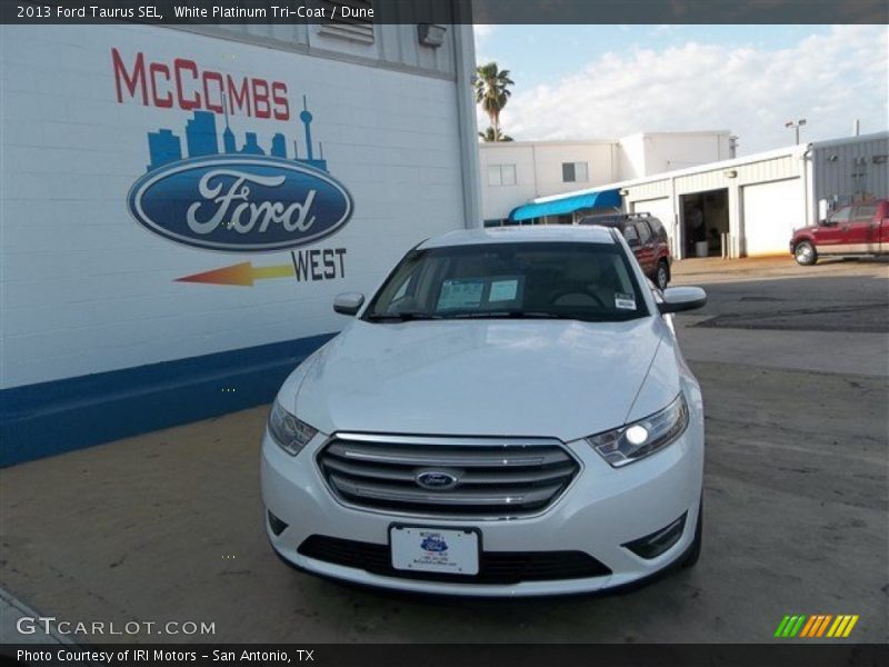 White Platinum Tri-Coat / Dune 2013 Ford Taurus SEL